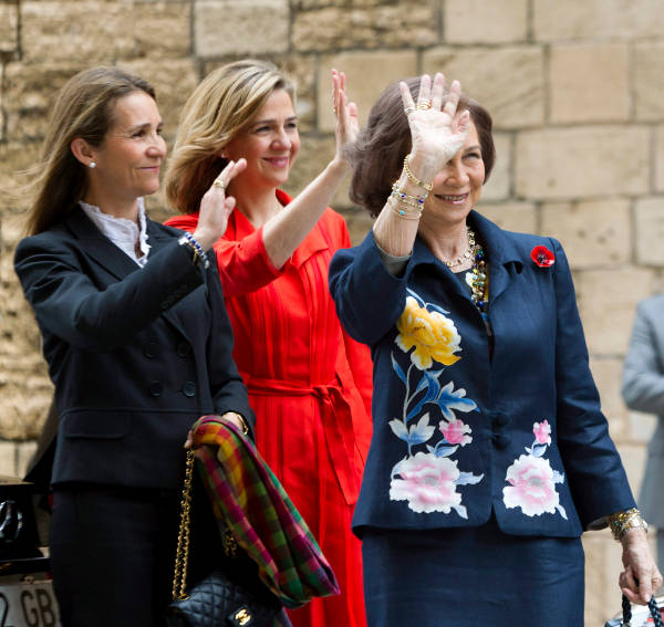Reina Sofía junto sus hijas.