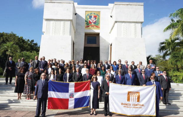 BCRD rinde homenaje a Juan Pablo Duarte con ofrenda floral