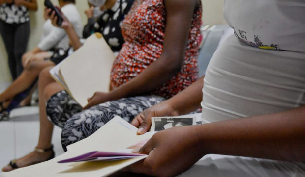 El país evalúa 'mayores restricciones' para servicios de salud a indocumentados