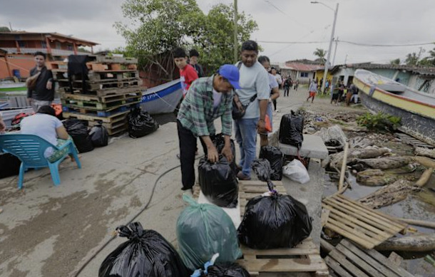 Migrantes buscan en las redes sociales nuevas rutas en su viaje de retorno a Suramérica