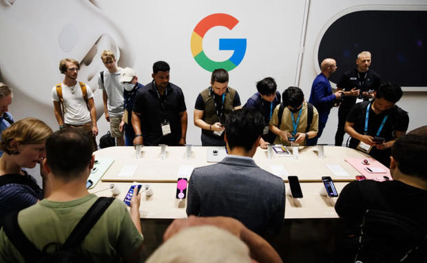 Fotografía de archivo de personas visitando el stand del Google Pixel 9, durante la jornada inaugural de la centésima edición de la feria IFA en Berlín (Alemania).