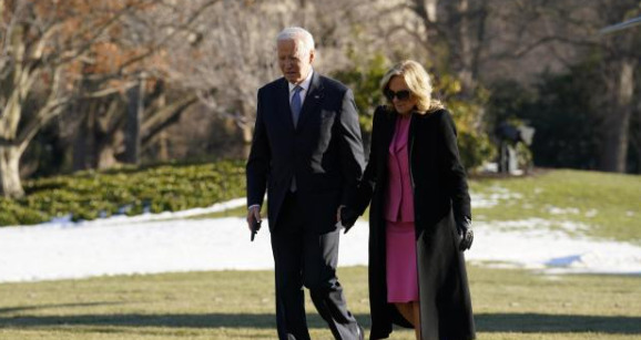 Fotografía de archivo del presidente de Estados Unidos, Joe Biden, que camina con la primera dama Jill Biden en el jardín sur de la Casa Blanca en Washington, DC, EE. UU.