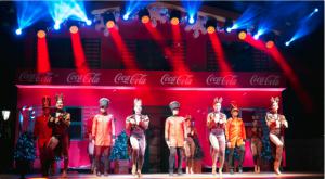 Coca-Cola da la bienvenida a la Navidad con el encendido de su emblemático árbol en Plaza España