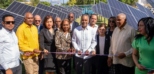 Paya, en Baní, el primer punto del país en iluminar sus calles con energía solar.