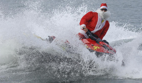 Papá Noel llega en moto acuática a Copacabana para alegrar a niños con discapacidad