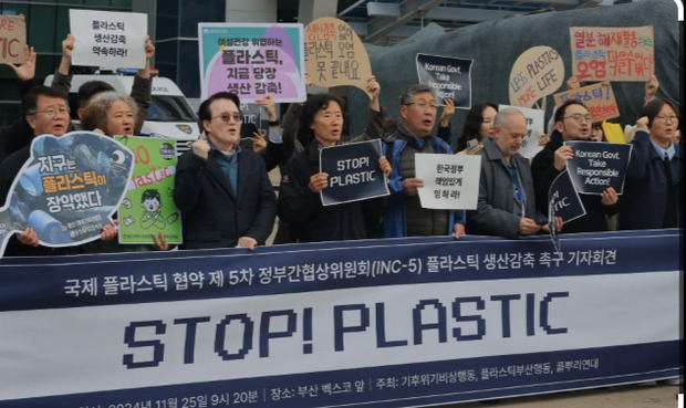 Activistas medioambientales piden una reducción de la producción de plástico frente a BEXCO en Busan, Corea del Sur, el 25 de noviembre de 2024.