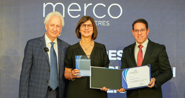 José María San Segundo, CEO de MERCO; Mercedes Ramos, presidenta de Grupo Ramos y segunda líder con mejor reputación en RD según MERCO 2024 y Luis Álvarez Soto, director regional de MERCO para Centroamérica y República Dominicana.