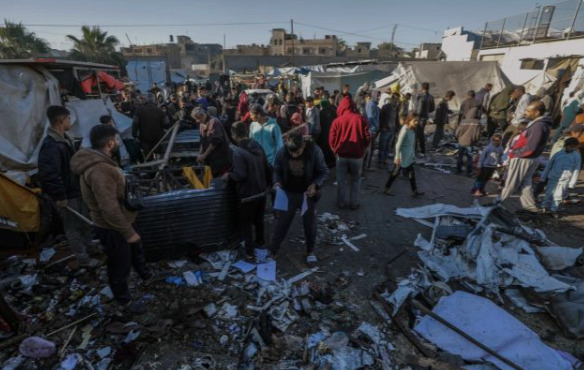 Palestinos desplazados inspeccionan las tiendas destruidas dentro del estadio Al Dura tras un ataque aéreo israelí en el oeste de la ciudad de Deir al-Balah, en el centro de la Franja de Gaza.