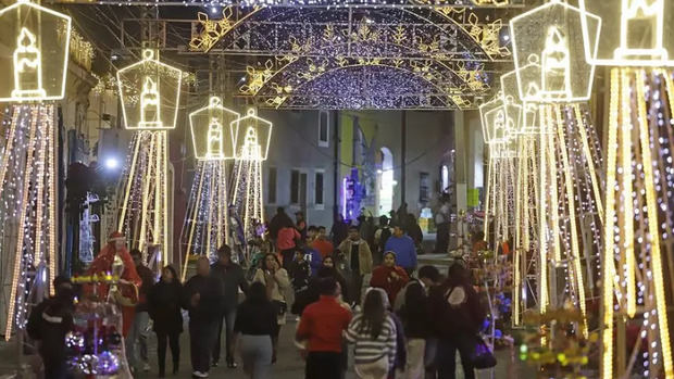 Visitantes observan una villa navideña ayer, en el municipio de Atlixco, en el estado de Puebla (México).