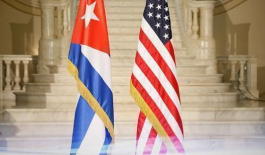 Banderas de Cuba y Estados Unidos.