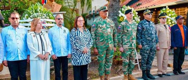 Juan Pablo Uribe, junto a autoridades civiles y militares en el busto del héroe Coronel Juan Lora Fernández.