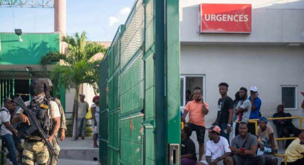 Fotografía de personas en las urgencias del hospital La Paixe, en Puerto Príncipe, luego de que individuos armados atacaran el Hospital de la Universidad de Estado de Haití (HUEH).