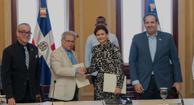 Vicepresidenta Raquel Peña firma acuerdo entre el Gobierno y el Colegio Médico Dominicano