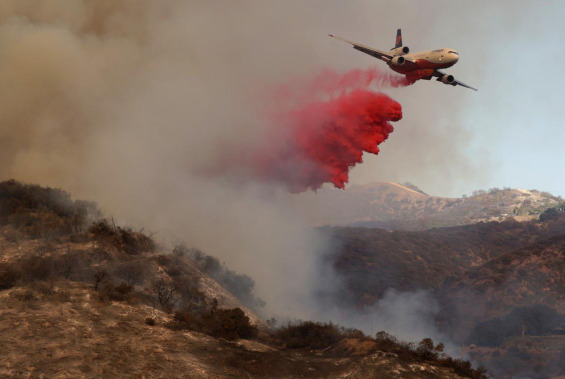 Un avión lanza retardante de fuego contra el incendio forestal de Palisades en Los Ángeles, California (EE.UU.)