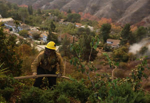 Bomberos bregan contra incendios de Los Ángeles con temor por fuertes vientos previstos