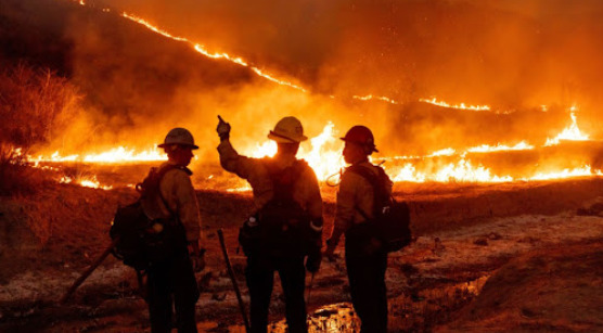 Cientos de presos arriesgan sus vidas en la batalla contra los incendios de Los Ángeles