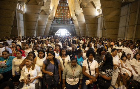 Miles de personas acuden a venerar a la Virgen de la Altagracia en República Dominicana