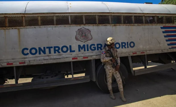 Fotografía de archivo de un miembro del ejército de República Dominicana vigilando la frontera en Belladere (Haití).