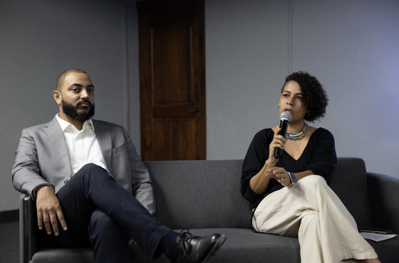 Victoria Apolinario (d), directora de la Muestra Karibe, evento de cine de no ficción dedicado a las narrativas del Caribe insular y sus diásporas, habla junto al director de la Cinemateca Dominicana, José Enrique Rodríguez (i) durante una rueda de prensa.