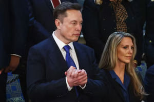 Elon Musk asiste en traje al discurso de Trump tras las polémica por la ropa de Zelenski