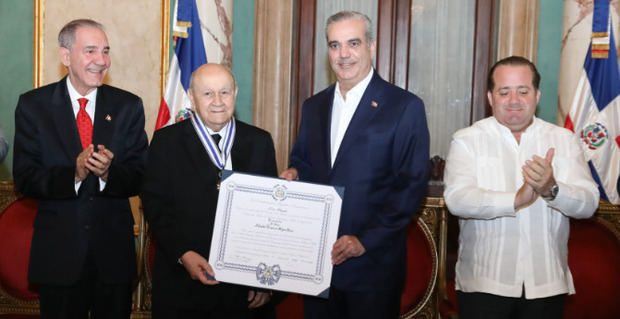 Presidente Abinader condecora a Salvador Francisco “Franklyn” Holguín Haché con la Orden Duarte, Sánchez y Mella, en el Grado de Comendador.