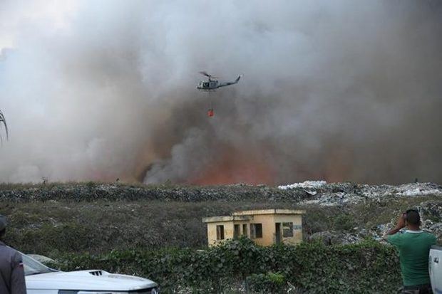 Leonel Fernández ofrece equipos para combatir incendio en el vertedero de Duquesa.