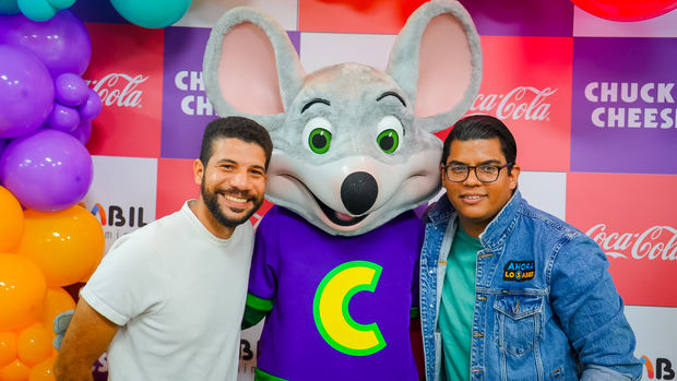 Starlyn Ramirez y Vhiarly Tavares junto a la mascota Chuck E Cheese.