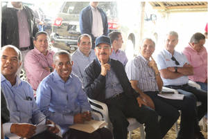 Danilo Medina y comitiva para apoyar a los tabacaleros.