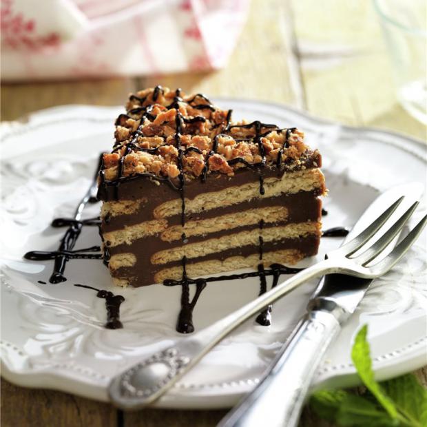 Este postre es también conocido como tarta de galletas y natillas de chocolate.