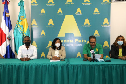 José Tomas de la Rosa, Angela Henriquez, Luis Salazar y Nidia Guzmán. 