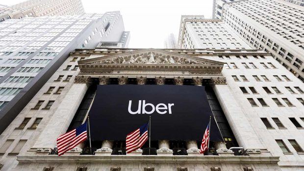 La compañía de vehículos de alquiler con conductor Uber caía un 8,59 % este viernes en Wall Street, tras informar la víspera de que en la primera mitad del año ha acumulado pérdidas de 6.229 millones de dólares, pocos meses después de salir a bolsa.