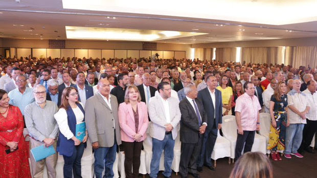 Luis Abinader juramenta a Víctor Soto, excalde de Azua y otros dirigentes PRD en las filas del PRM