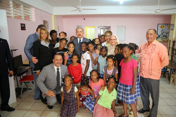 Danilo Medina compartiendo con alumnos y docentes