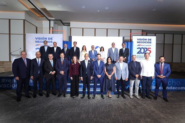 Consejo de Directores de AMCHAMDR, junto a panelistas y oradores invitados del VNA 2025.