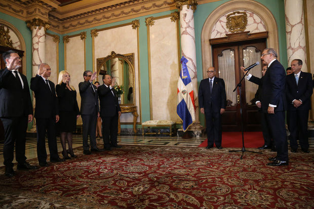 Durante la breve y solemne ceremonia realizada en el Salón de Embajadores del Palacio Nacional, el presidente Danilo Medina juramentó los nuevos jueces. 