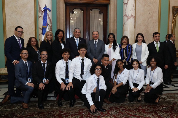 Visita de estudiantes al Presidente Medina