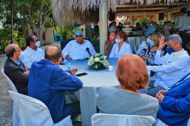 Realizan encuentro desayuno en conmemoración del 84º aniversario del natalicio de  José Francisco Peña Gómez.
