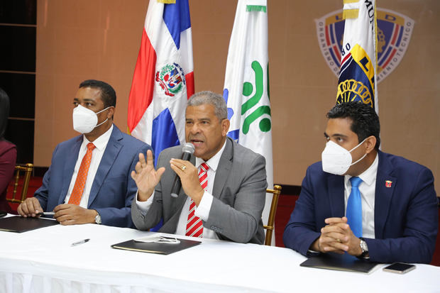 Darío Castillo Lugo, titular del MAP, al participar en el encuentro con alcaldes.