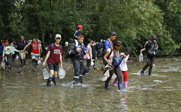 Migrantes caminan por una montaña con la intención de llegar a Panamá, el 8 de octubre de 2022, a través del Tapón del Darién, Colombia.