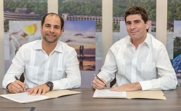 Firma del acuerdo de operación entre la cadena y Frank Elías Rainieri.