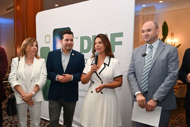 Adriana Meneses, Rafael Pineyro (concejal), Christi Fraga (alcaldesa de Doral) y Jesús Fuenmayor (director de DIAF).