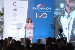 Haydée Rainieri resalta el impacto de la IA en el futuro del turismo dominicano en almuerzo de AMCHAMDR