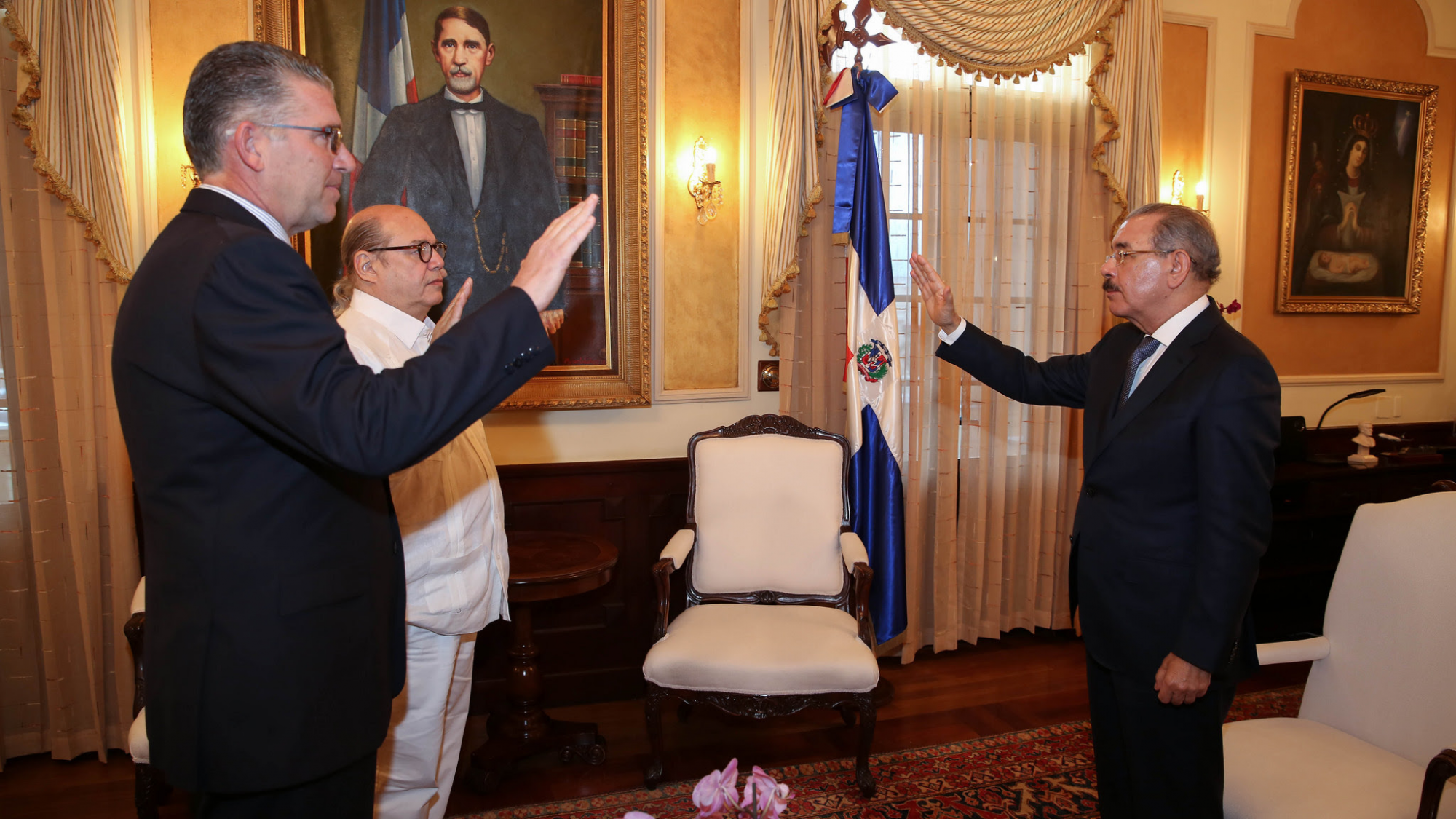 Presidente Danilo Medina juramenta a Víctor Víctor y Eric Rivero