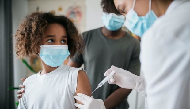 Sector salud analizará el lunes vacunación a niños contra el coronavirus.