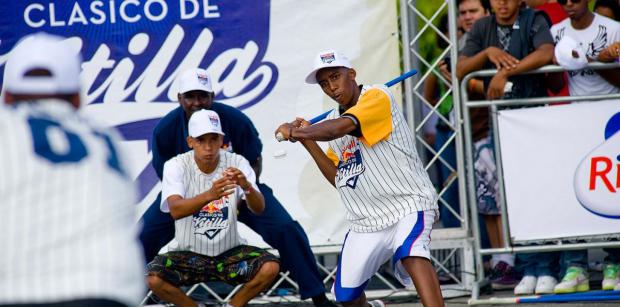El juego de vitilla es una variación popular del béisbol y que se practica desde hace décadas en calles y patios del país.