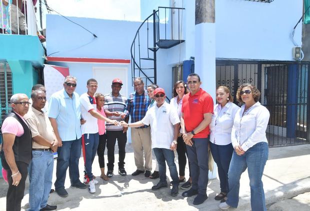 Luis Mejía Oviedo, presidente del Comité Olímpico Dominicano (COD), Danilo Díaz, ministro de Deportes (Miderec) y  Mayobanex Escoto, director general del Instituto Nacional de la Vivienda (Invi), fue entregada al miembro de la selección nacional de boxeo, Leonel de los Santos, su vivienda reconstruida.