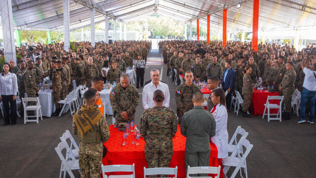 Presidente Abinader almuerza con miembros del Ejército y la Policía Nacional.