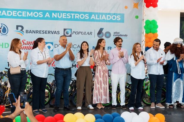 Centenares de niños acompañados de sus madres o abuelas, principalmente, se presentaron este domingo a la sede de la Alcaldía de Santo Domingo para recibir juguetes.