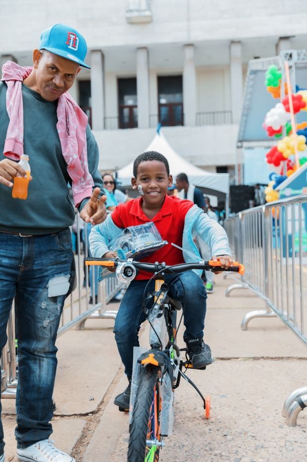 Niños recibieron juguetes en la actividad.