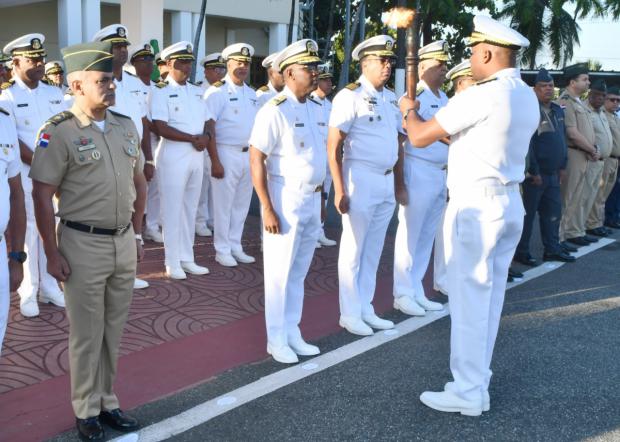 La Armada de República Dominicana recibe la Antorcha Olímpica en una emotiva ceremonia